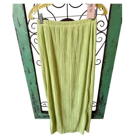 Lime Green Strapless Skirt Set. Beautiful set for summer. - Picture 6 of 7